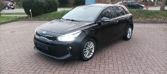skadebil auto Kia Rio Bj:11-2019 1.4-16v Automatik Dream Team Edition Led Koplampen Navigatie Climatecontrol Stoelverwarming stuurwiel met verwarming Achteruitrijcamera 4xelek ramen Privacyglas Lichtautomaat Mistlampen 16-inch Kia velgen Metallic lak 2019/11