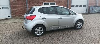 Kia Venga Bj:08-2013 1.6-Automatik 125pk Climatecontrol Stoelverwarming Lichtautomaat Privacyglas armsteun voor en achter Trekhaak Mistlampen Parkeersensoren achter 4xelek ramen Elektrische-spiegels met verwarming Keyless entry picture 7