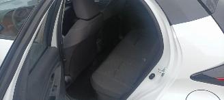 Toyota Yaris Bj:11-2024 Black& White Edition 1.5-Hybrid Climatecontrol CruiseControl Stoelverwarming Lichtautomaat Privacyglas Full-Led koplampen Apple Car Android Systeem Inductie laadstation Stuurwiel met verwarming Achteruitrijcamera 4xelek ramen picture 21