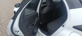 Toyota Yaris Bj:11-2024 Black& White Edition 1.5-Hybrid Climatecontrol CruiseControl Stoelverwarming Lichtautomaat Privacyglas Full-Led koplampen Apple Car Android Systeem Inductie laadstation Stuurwiel met verwarming Achteruitrijcamera 4xelek ramen picture 20