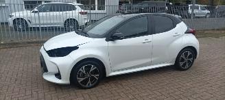 Toyota Yaris Bj:11-2024 Black& White Edition 1.5-Hybrid Climatecontrol CruiseControl Stoelverwarming Lichtautomaat Privacyglas Full-Led koplampen Apple Car Android Systeem Inductie laadstation Stuurwiel met verwarming Achteruitrijcamera 4xelek ramen picture 9