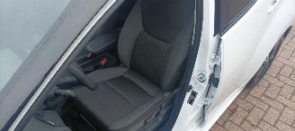 Toyota Yaris Hybrid 1.5- Automatik Climatecontrol Digital Cockpit full-Led CruiseControl Apple CarPlay MirrorLink Achteruitrijcamera Bi-Color Platinum Pearl picture 14