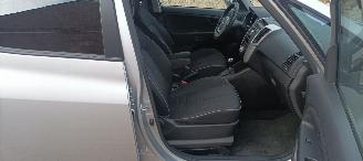 Kia Venga 1.6-DOHC Automatik Climatecontrol Stoelverwarming Lichtautomaat Privacyglas armsteun voor en achter 4xelek ramen Elektrische-spiegels met inklap stand Parkeersensoren Keyless-entry Mistlampen 16-inch Kia velgen picture 16