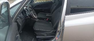 Kia Venga 1.6-DOHC Automatik Climatecontrol Stoelverwarming Lichtautomaat Privacyglas armsteun voor en achter 4xelek ramen Elektrische-spiegels met inklap stand Parkeersensoren Keyless-entry Mistlampen 16-inch Kia velgen picture 12