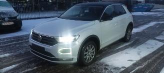 skadebil auto Volkswagen T-Roc 1.5-TSI 150pk R-Line Design Navi Full-Led koplampen Led achterlichten Climatecontrol CruiseControl Stoelverwarming Lichtautomaat Privacyglas 2021/4