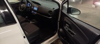 Toyota Yaris 1.5-Dual VVT-I 111pk 6-Versn Airconditioning stoelverwarming Multicolor Touchscreen Display met navi voorbereiding Achteruitrijcamera Mistlampen Toyota velgen Drivelane assistent Licht assistent picture 19