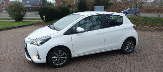 Toyota Yaris Facelift 1.5-VVT-i 111pk 6-bak Airconditioning stoelverwarming Multicolor Touchscreen Display Achteruitrijcamera Lichtautomaat Drivelane assistent leren multistuurwiel mistlampen 15 inch Toyota velgen 2017/10