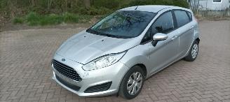 Voiture accidenté Ford Fiesta 1.5-TDCI airco Stoelverwarming leren stuurwiel led verlichting elektrische inklapbare buitenspiegels met verwarming Centrale vergrendeling met afstandsbediening Parkeersensoren voor en achter 2016/6