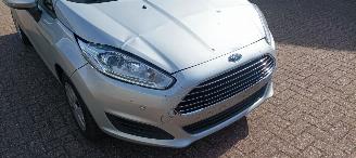 Ford Fiesta 1.5-TDCI Airconditioning Led koplampen Parkeersensoren voor en achter Elektrische inklapbare buitenspiegels met verwarming en led verlichting Stoelverwarming Leren stuurwiel met radio bediening picture 12