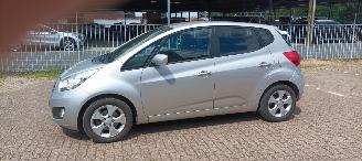 skadebil auto Kia Venga 1.6 Automaat Keyless-entry Climatecontrol Stoelverwarming stuurwiel met radio bediening 4xElektrische ramen Elektrische inklapbare buitenspiegels met verwarming Privacy glas Parkeersensoren achter trekhaak 16-inch velgen Mistlampen armsteun voor Links en 2013/8