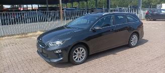 krockskadad bil auto Kia Ceed 1.6-Diesel 136pk Full-Led Navi JBL-audio Leder Sportstoelen/Memory Stoelverwarming stuurwiel met verwarming keyless Entry Blindspot Drivelane assistent Dimmende binnenspiegel Achteruitrijcamera Elektrische achterklep inductie telefoon lader auto-parkeren 2018/9