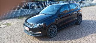 damaged passenger cars Volkswagen Polo Bj 3-2016 1.4 TDI euro6 Climatecontrol Stoelverwarming Regensensor leren stuurwiel mistlampen Elektrische ramen Elektrische-spiegels met verwarming Metallic Lak 18-inch velgen 2016/3