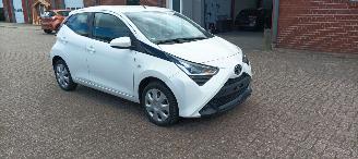 uszkodzony samochody osobowe Toyota Aygo Bj: 09-2018 Facelift X-Play 1.0-VVT-i Airconditioning Leren stuurwiel Deelbare achterbank getinte ruiten Elektrische ramen Elektrische-spiegels Led Dagrijverlichting led achterlichten 2018/9
