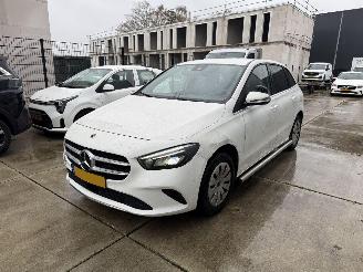 Vaurioauto  passenger cars Mercedes B-klasse 200 d AUToMAAT-NAVI-CAMERA-PDC 2022/11