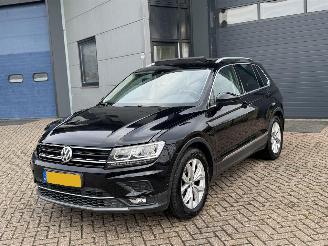 krockskadad bil auto Volkswagen Tiguan 1.4 TSI DSG Pano Highline Virtual Cockpit DynAudio NAP Nederlandse Auto 2017/8