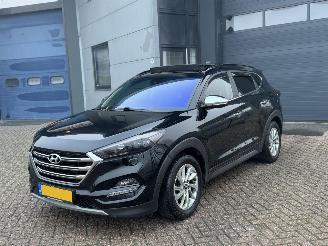 Vaurioauto  passenger cars Hyundai Tucson 1.6 T-Gdi 4x4 Automaat Pano 2017/6