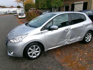 uszkodzony samochody osobowe Peugeot 208 1.2 e-VTI STYLE AUTOMAAT 5 DEURS 2014/10