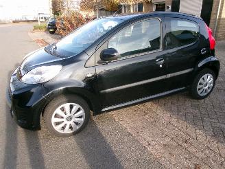 Coche accidentado Peugeot 107 1.0-12V BLACK EN SILVER  AIRCO 5 DEURS 2011/11