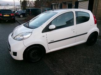 skadebil auto Peugeot 107 1.0-12V MILLESIM 200 AIRCO 2011/4