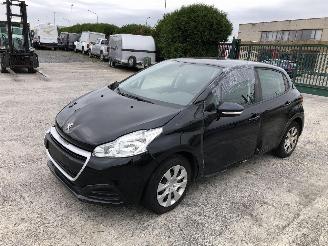 damaged passenger cars Peugeot 208 LIKE 1.2 2019/8