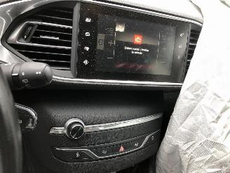 Peugeot 308 1.2 picture 21