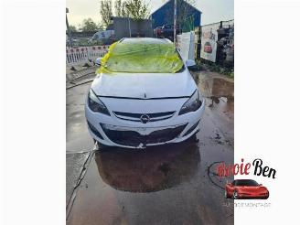 Vrakbiler auto Opel Astra Astra J Sports Tourer (PD8/PE8/PF8), Combi, 2010 / 2015 2.0 CDTI 16V 165 2015/6