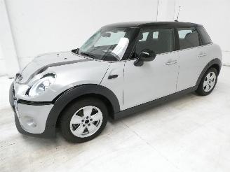 Mini Cooper 1.5 picture 3