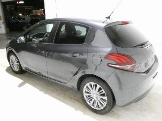 Peugeot 208  picture 6