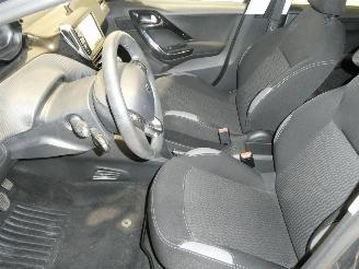 Peugeot 208  picture 16