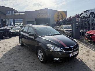 damaged passenger cars Kia Ceed 1.4I 16V BREAK 2010/9