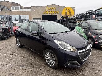 Vaurioauto  passenger cars Peugeot 208 1.2 SIGNATURE 2018/10