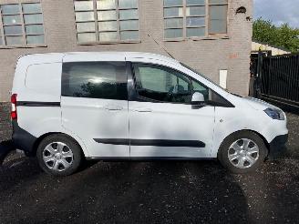 skadebil auto Ford Courier 1.5 TDCI 2015/2