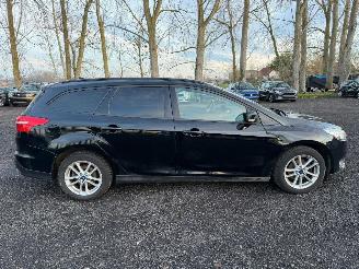 Coche accidentado Ford Focus TREND 2016/10