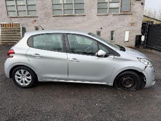 Damaged car Peugeot 208 1.2 I 2012/8