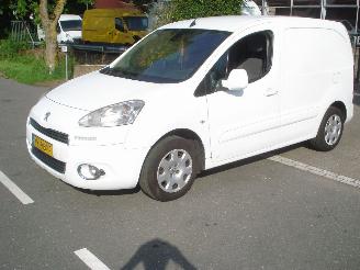 Schade bestelwagen Peugeot Partner 1.6HDI 3 ZITTER AIRCO-NAVIGATIE 2014/8