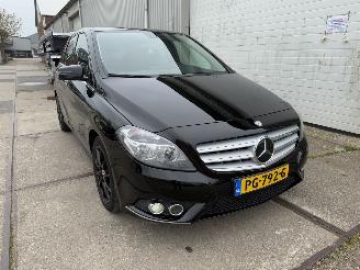 Vaurioauto  passenger cars Mercedes B-klasse 220d Ambition Automaat 2013/9