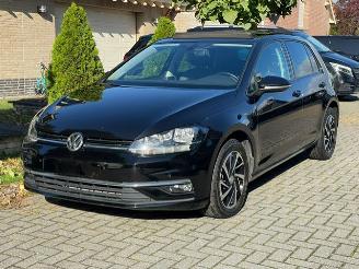 damaged passenger cars Volkswagen Golf 1.0 TSI Comfortline PANO NAVI CAMERA 2018/5