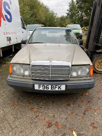 Mercedes 200-serie 230 E picture 1