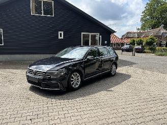 Schadeauto Volkswagen Passat GTE HYBRIDE AUTOMAAT NAVI CLIMA CAMERA PDC B.J 2022 2022/2