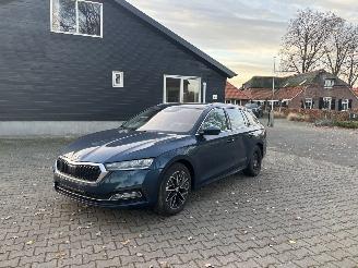 skadebil auto Skoda Octavia AUTOMAAT HYBRIDE NAVI CLIMA VIRT DASH CAMERA TREKHAAK LED B.J 12-2024 2024/12