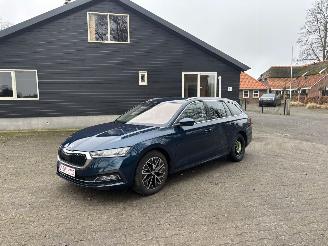 krockskadad bil auto Skoda Octavia TSI AUTOMAAT HYBRIDE NAVI CLIMA VIRT DASH CAMERA TREKHAAK LED B.J 12-2024 2024/12