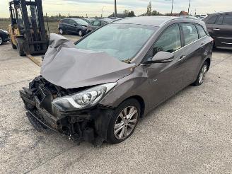 damaged passenger cars Hyundai I-30  2013/4