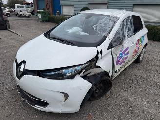 damaged passenger cars Renault Zoé  2016/1