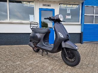 krockskadad bil bromfiets GTS  DJJD CASHMERE 2025/9