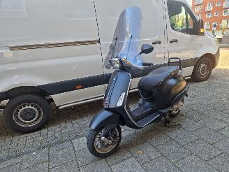 krockskadad bil bromfiets Vespa  SPRINT 2017/2