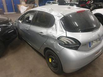 Peugeot 208  picture 6