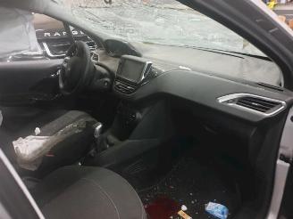 Peugeot 208  picture 8