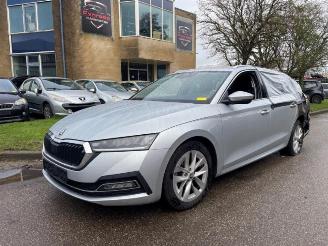 Vrakbiler auto Skoda Octavia Octavia Combi (NXAC), Combi 5-drs, 2019 1.0 TSI e-TEC 12V 2021/1