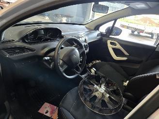 Peugeot 208  picture 5
