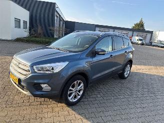 uszkodzony samochody osobowe Ford Kuga 1.5 EcoBoost 16V 150 SUV  Benzine 1.499cc 110kW (150pk) FWD 2018/8